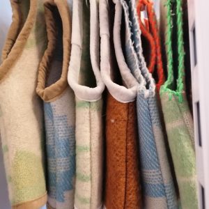 Kindervestjes van gekleurde wollen dekens